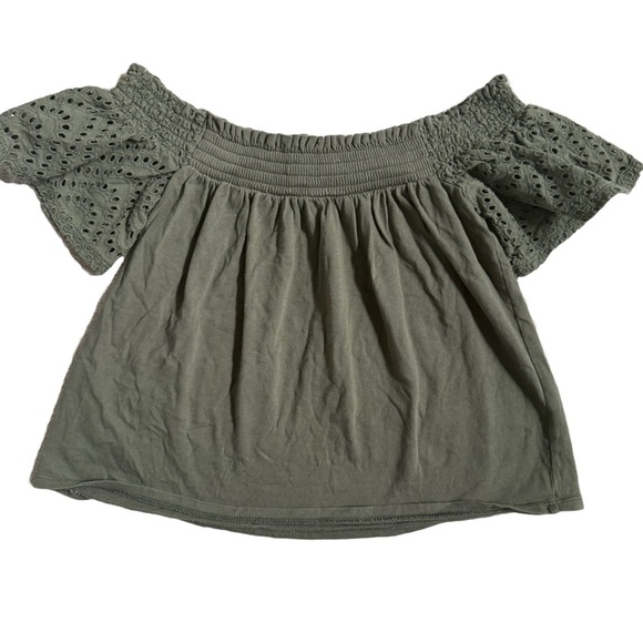 EXPRESS ONE ELEVEN OLIVE GREEN OFF THE SHOULDER FLOWY CROPPED EYELET TOP SIZE XS - Picture 4 of 6